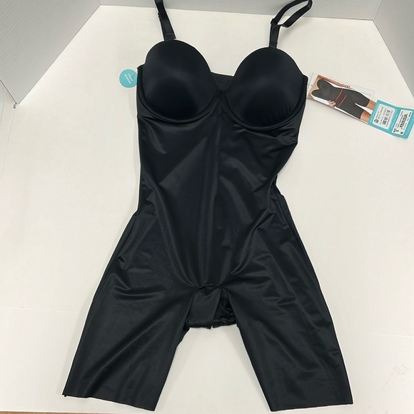 NWT Assets by Spanx Convertible Strapless Cupped Shaping Bodysuit Size Small - Picture 1 of 5